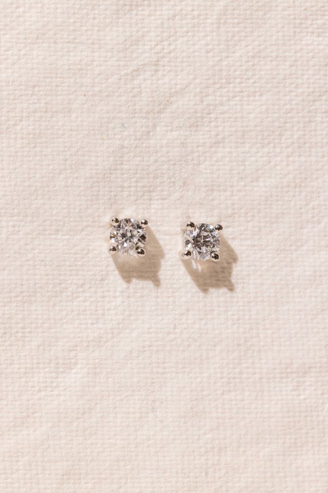 Diamond Stud Earrings with 4 claws in 9kt Gold