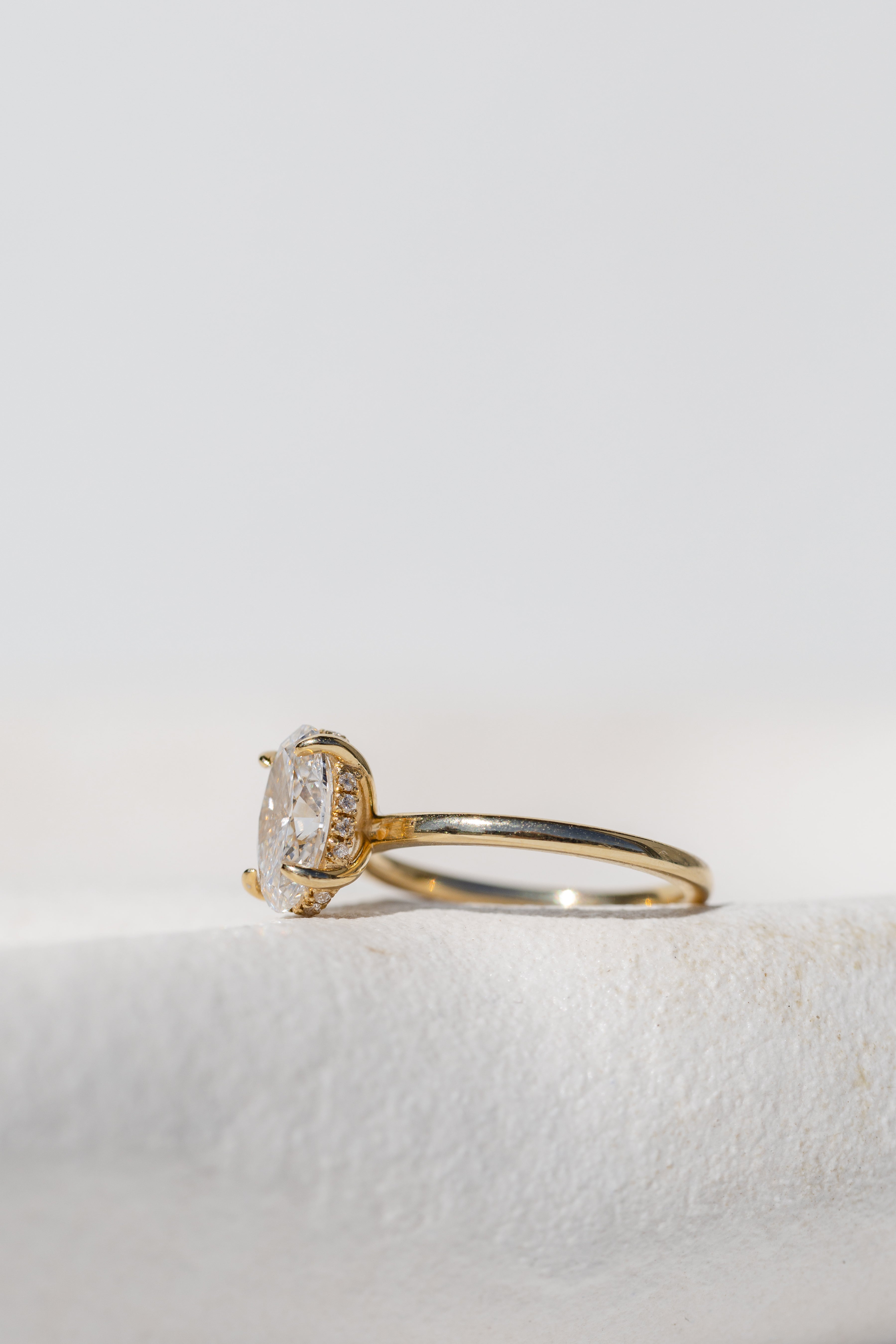 OVAL CUT DIAMOND SOLITAIRE WITH HIDDEN HALO GOLD BAND