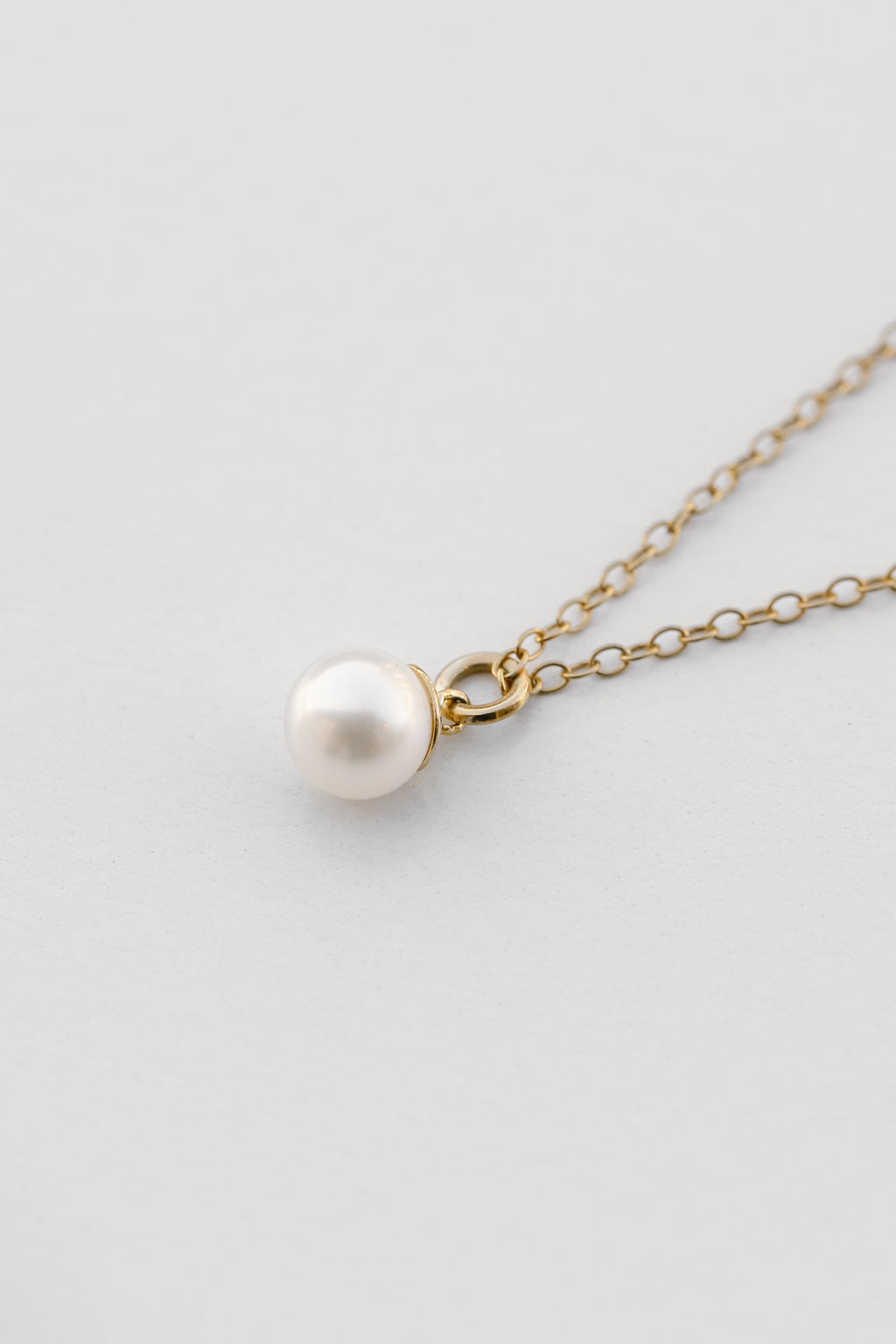pearl pendant necklace in gold