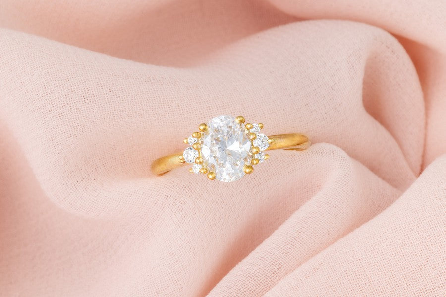 Amelie | Oval centre stone with a graduated halo