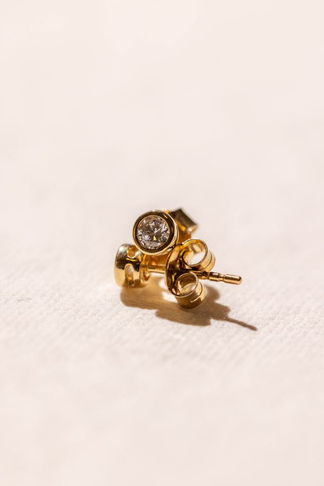 bezel stud earring