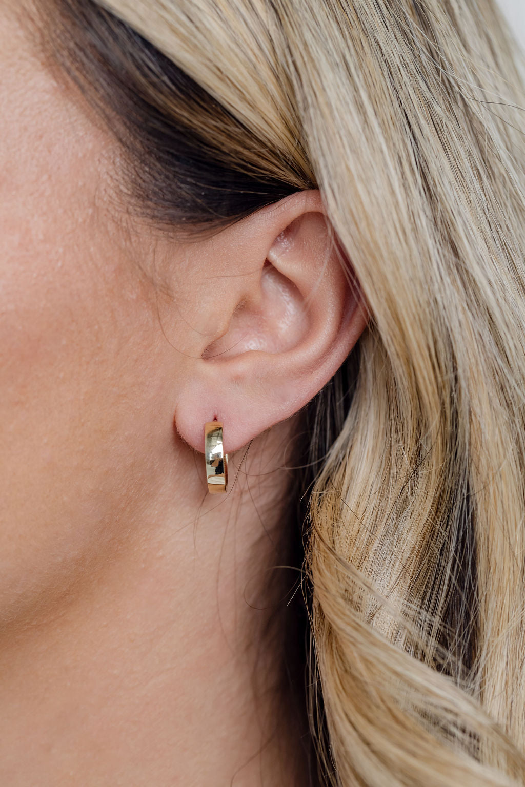 Flat profile boyfriend huggie earrings
