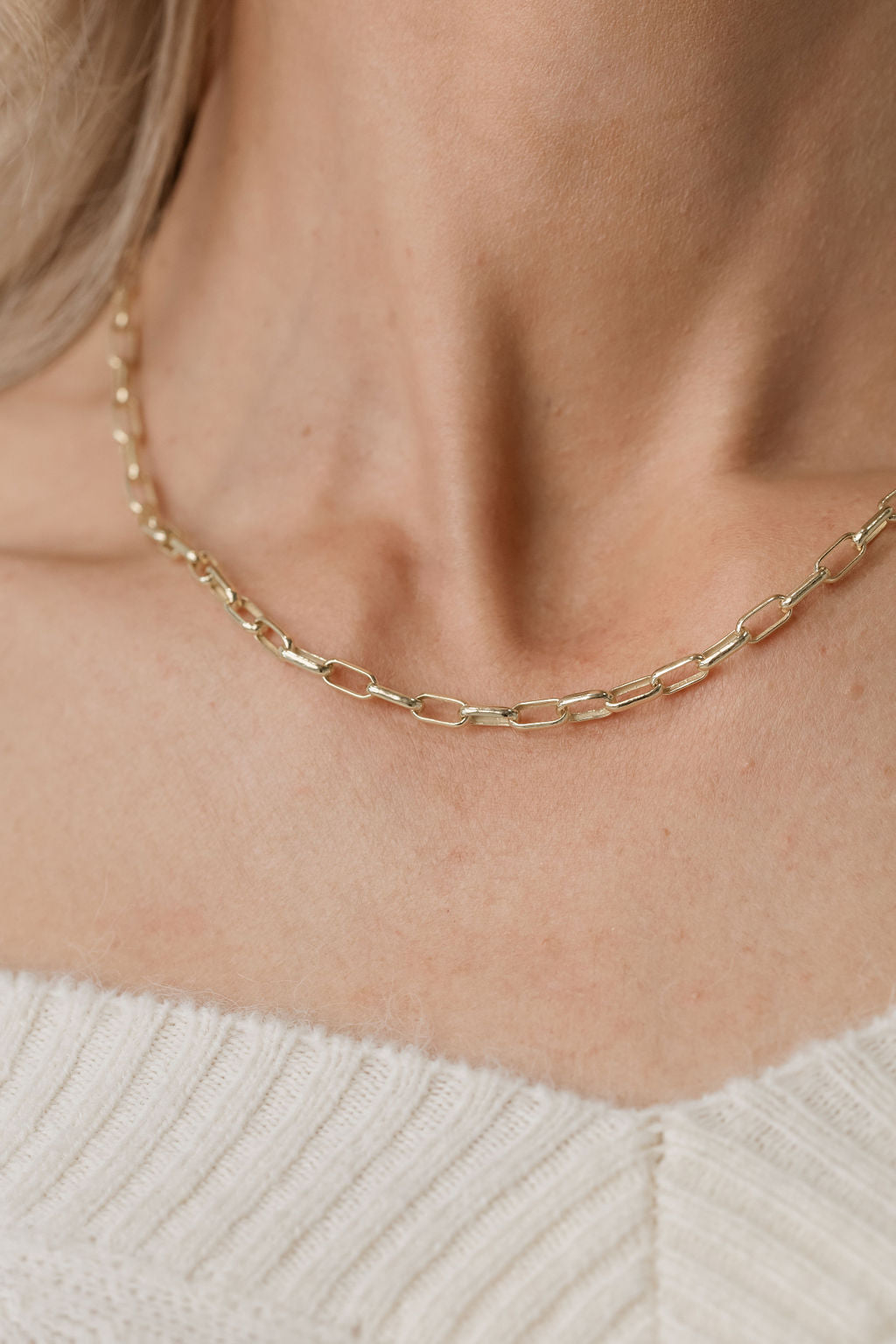 woman wearing paperclip link chain necklace