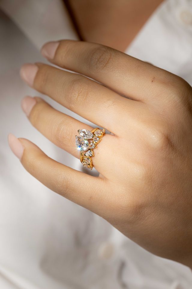 pear shape wedding ring alternating with gold