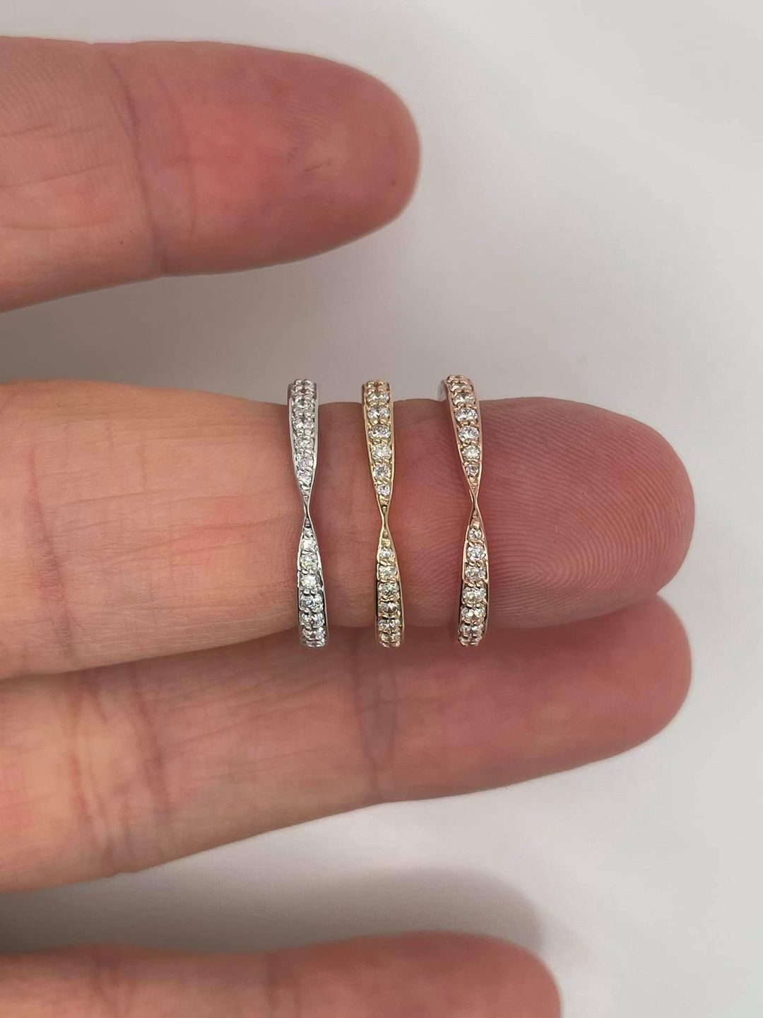tapered diamond wedding ring in yellow gold, white gold and rose gold