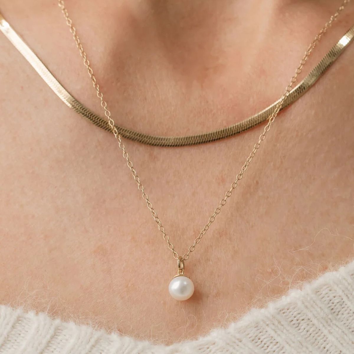 Single freshwater pearl pendant necklace in minimalist design for everyday elegance