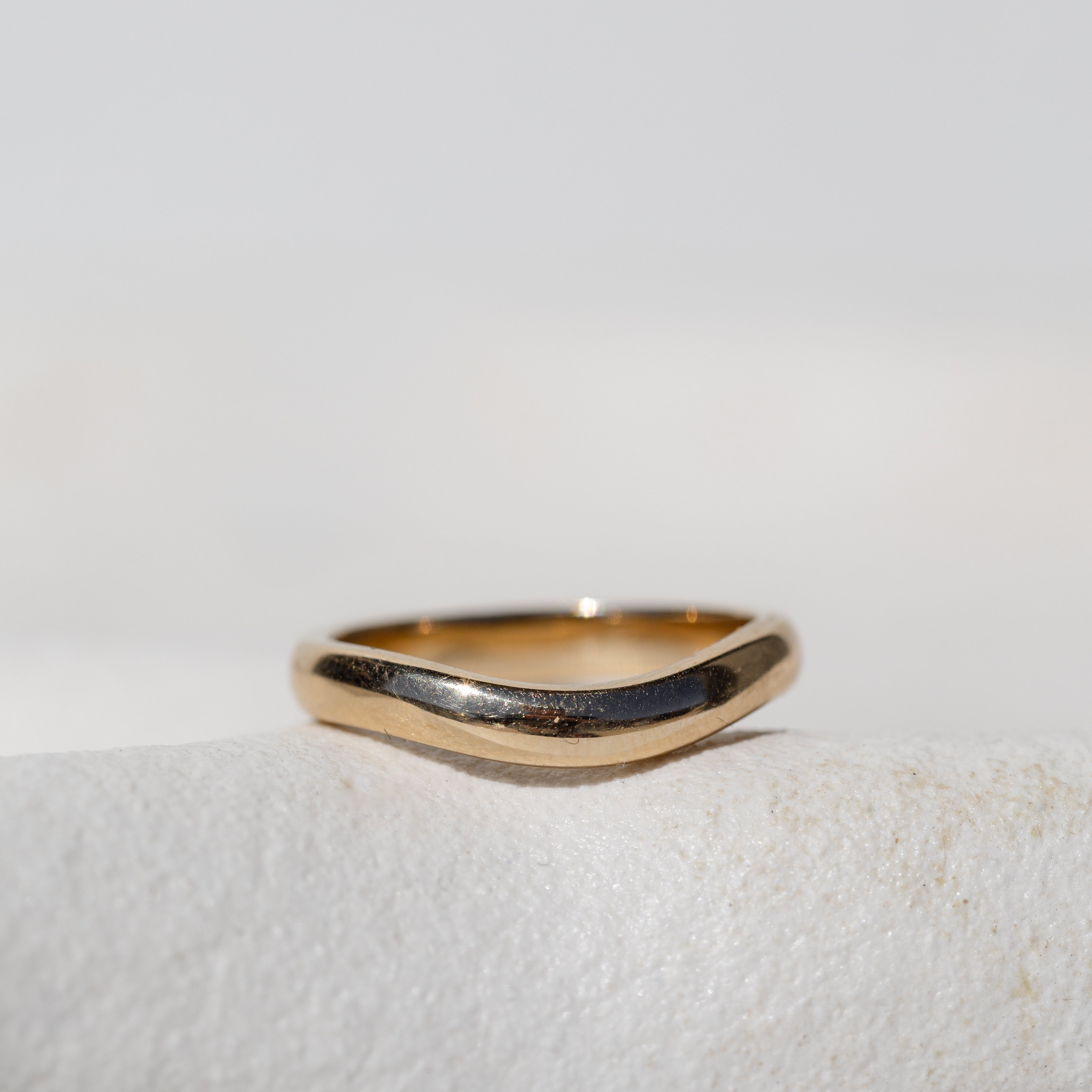 BOLD CURVED WEDDING RING