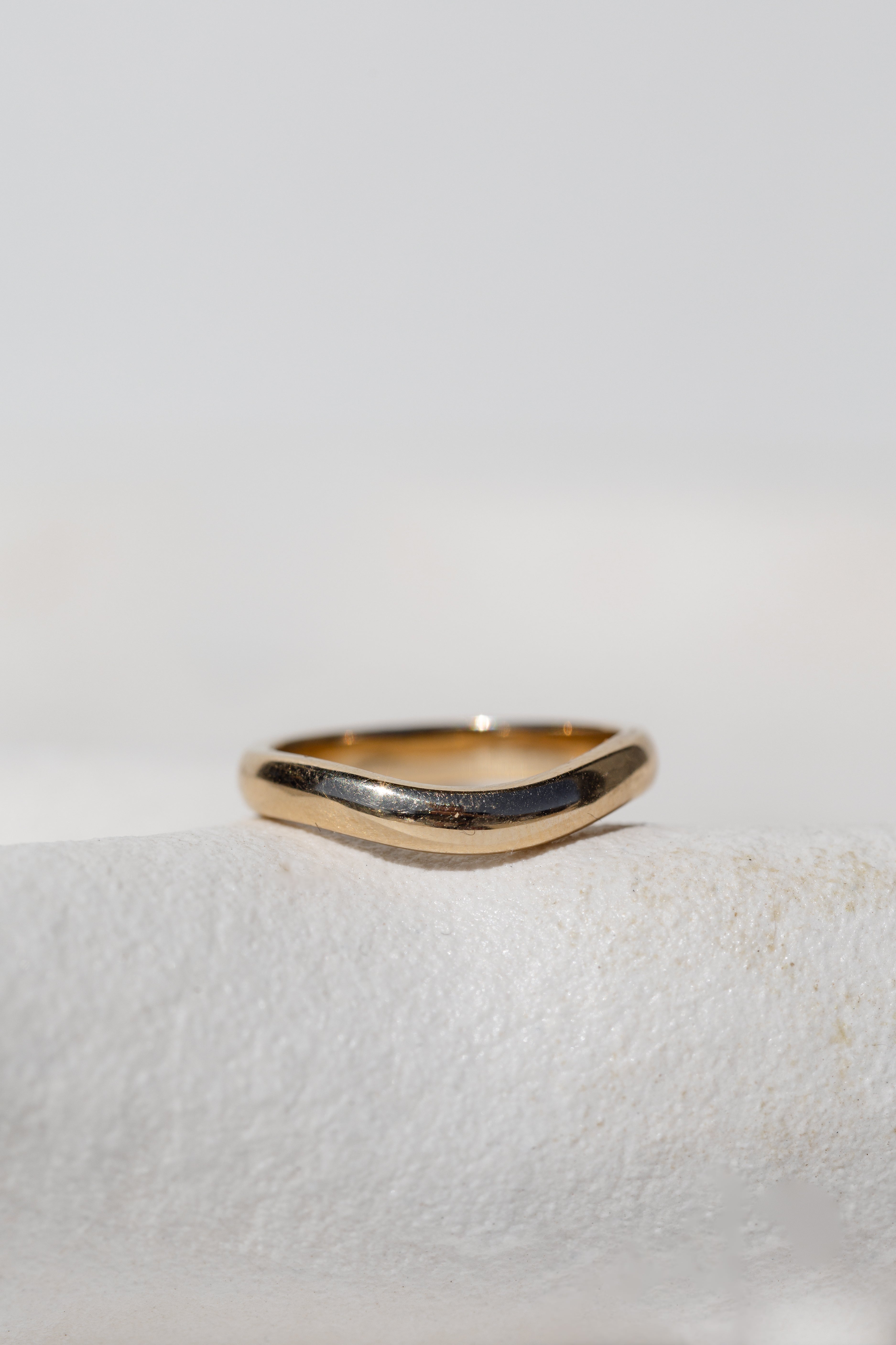 BOLD CURVED WEDDING RING
