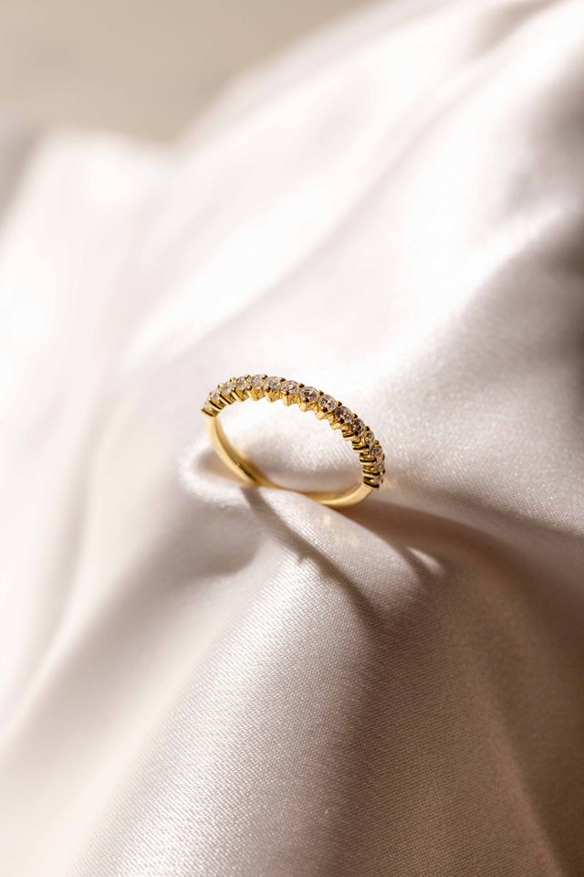 CLAW DIAMOND RING