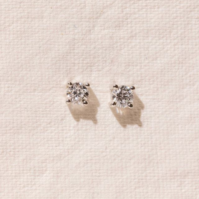 Diamond Stud Earrings with 4 claws in 9kt Gold