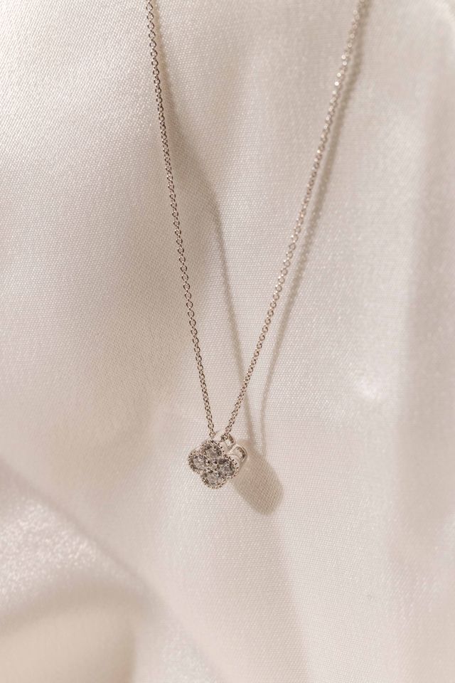 Diamond flower pendant necklace white gold 