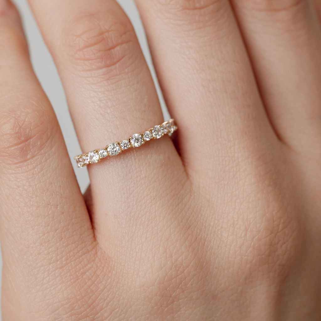 Diamond wedding ring with two sizes of diamonds