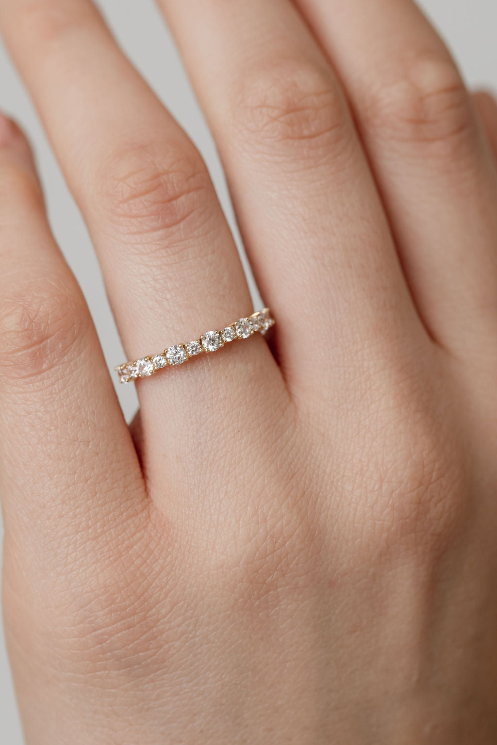 Diamond wedding ring with two sizes of diamonds
