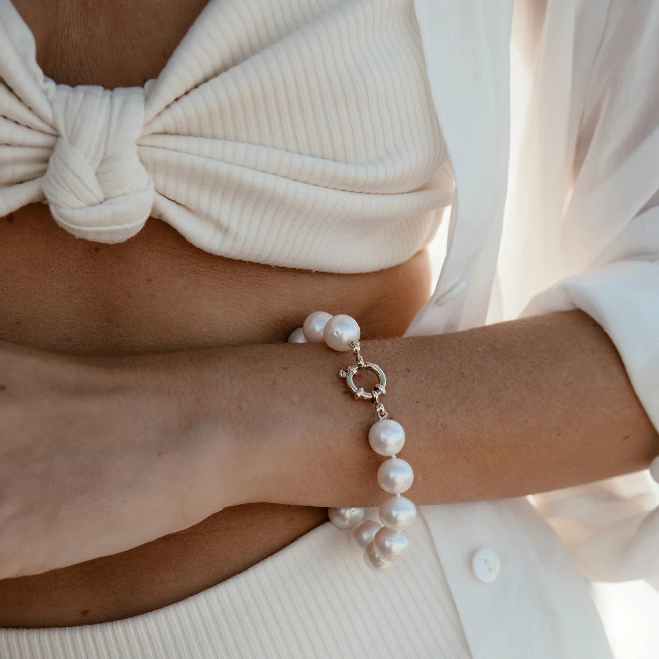 Freshwater pearl bracelet with gold bolt clasp