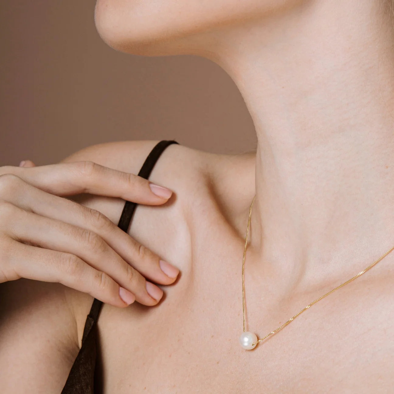 Freshwater pearl with 9kt YG  chain necklace on model