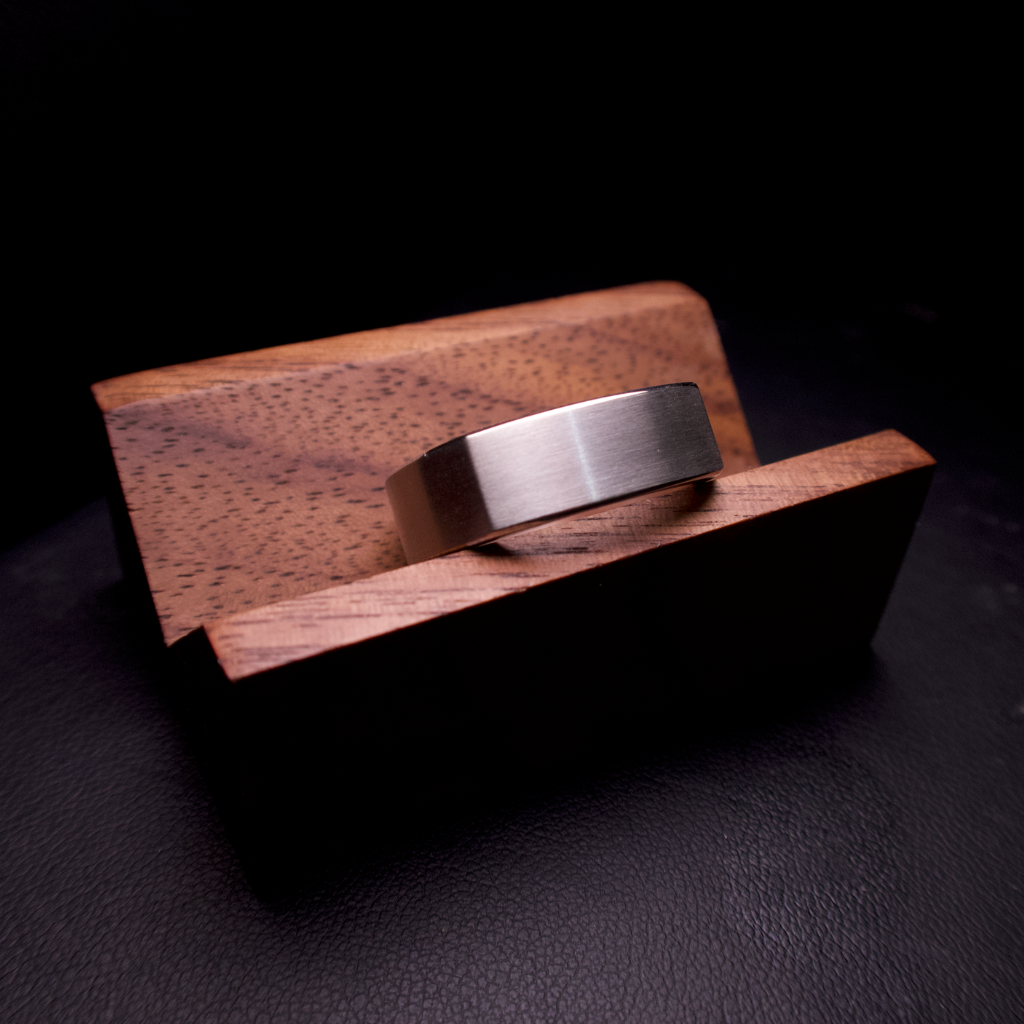Mens signet flat profile top ring 