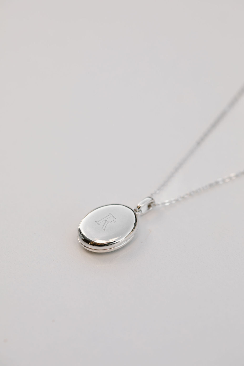 Oval locket necklace silver 