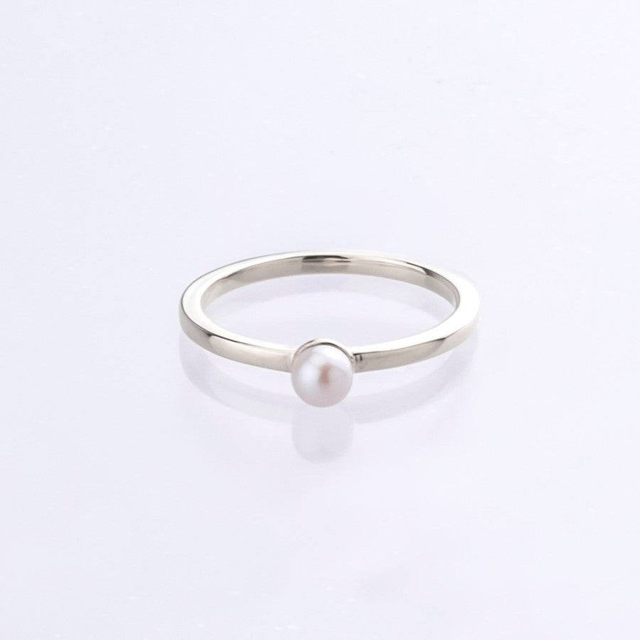 Pearl stacking ring 9kt white gold