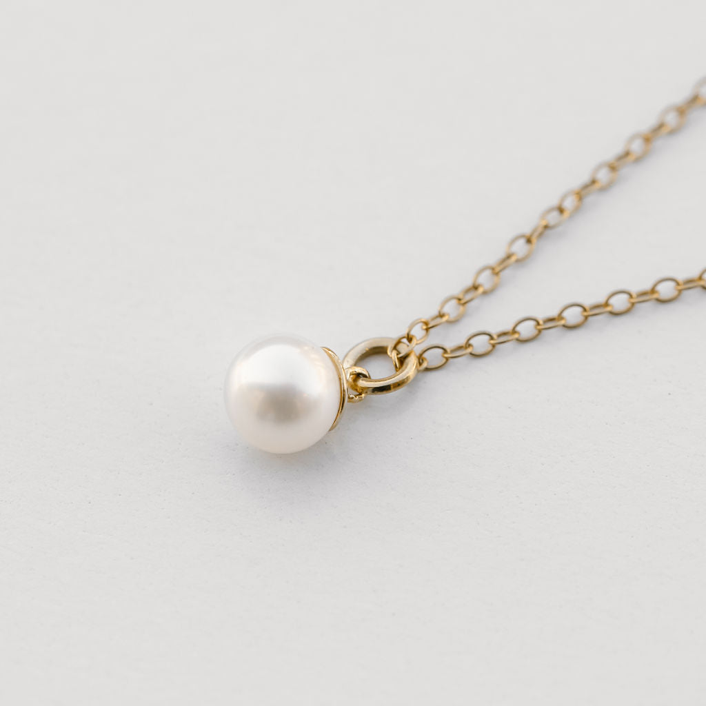 pearl pendant necklace in gold