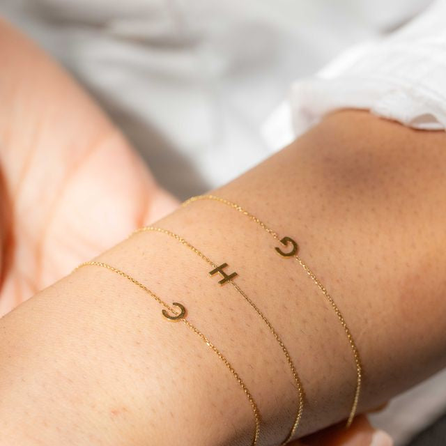 Tiny letter bracelet gold