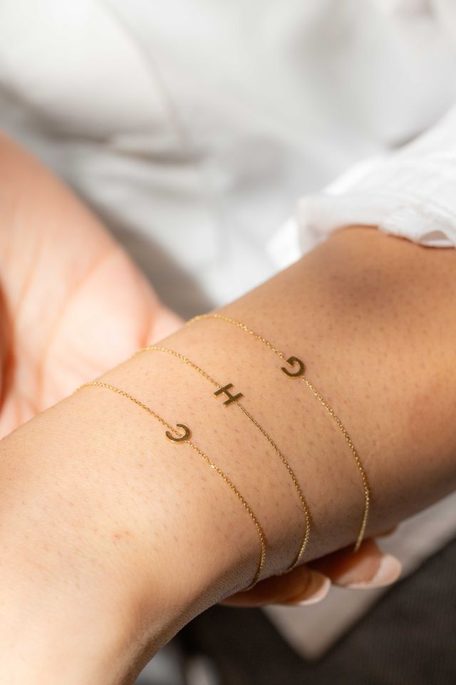 Tiny letter bracelet gold