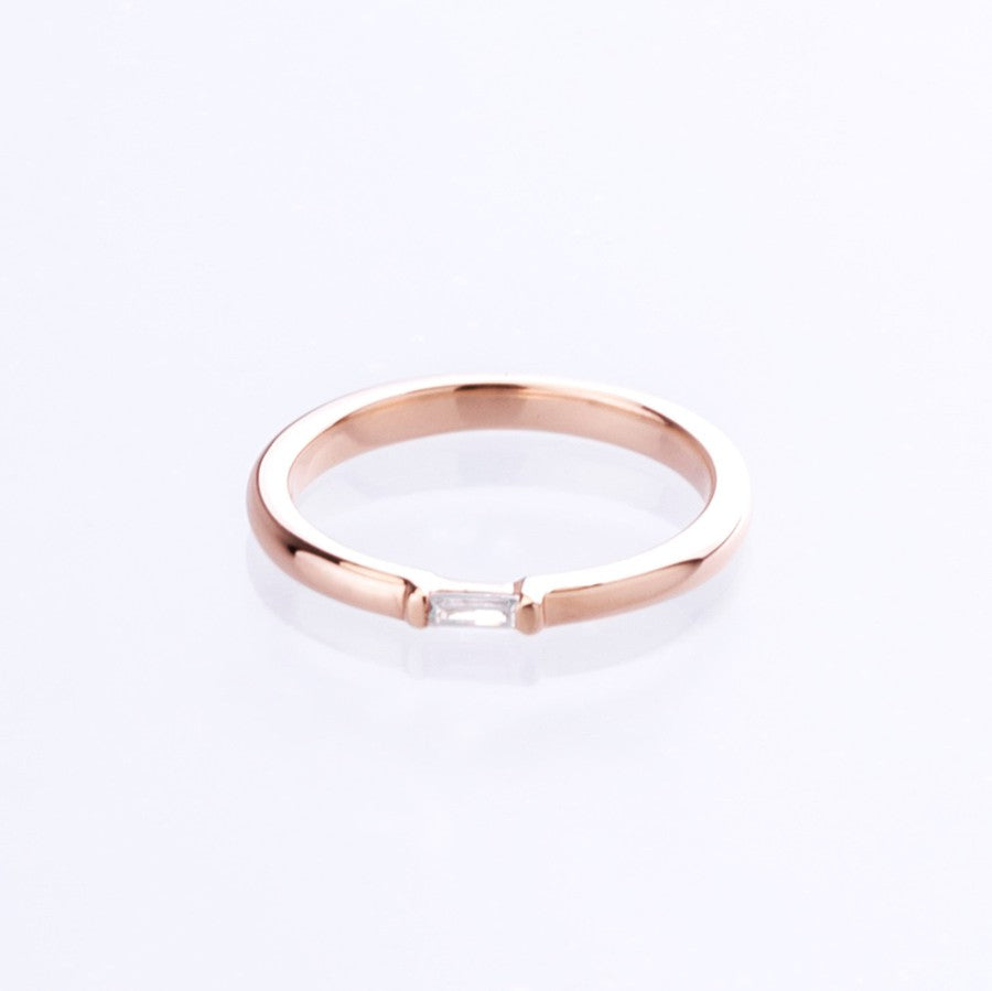 baguette cut diamond ring in 9kt rose gold