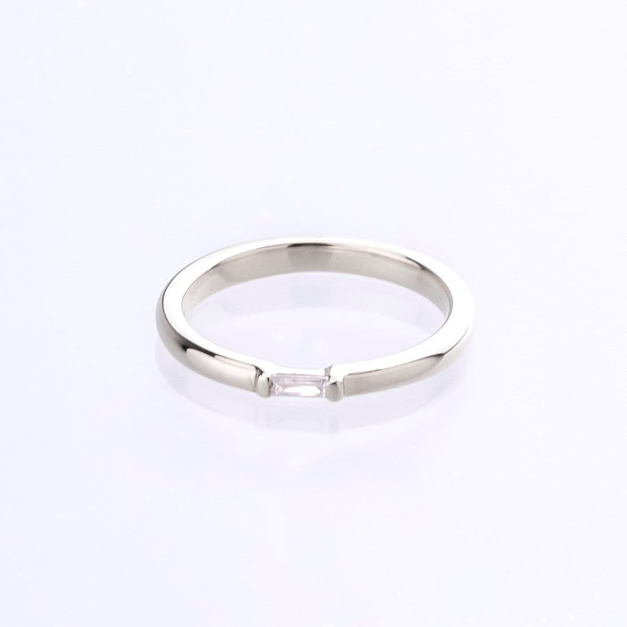 baguette cut diamond ring in 9kt white gold