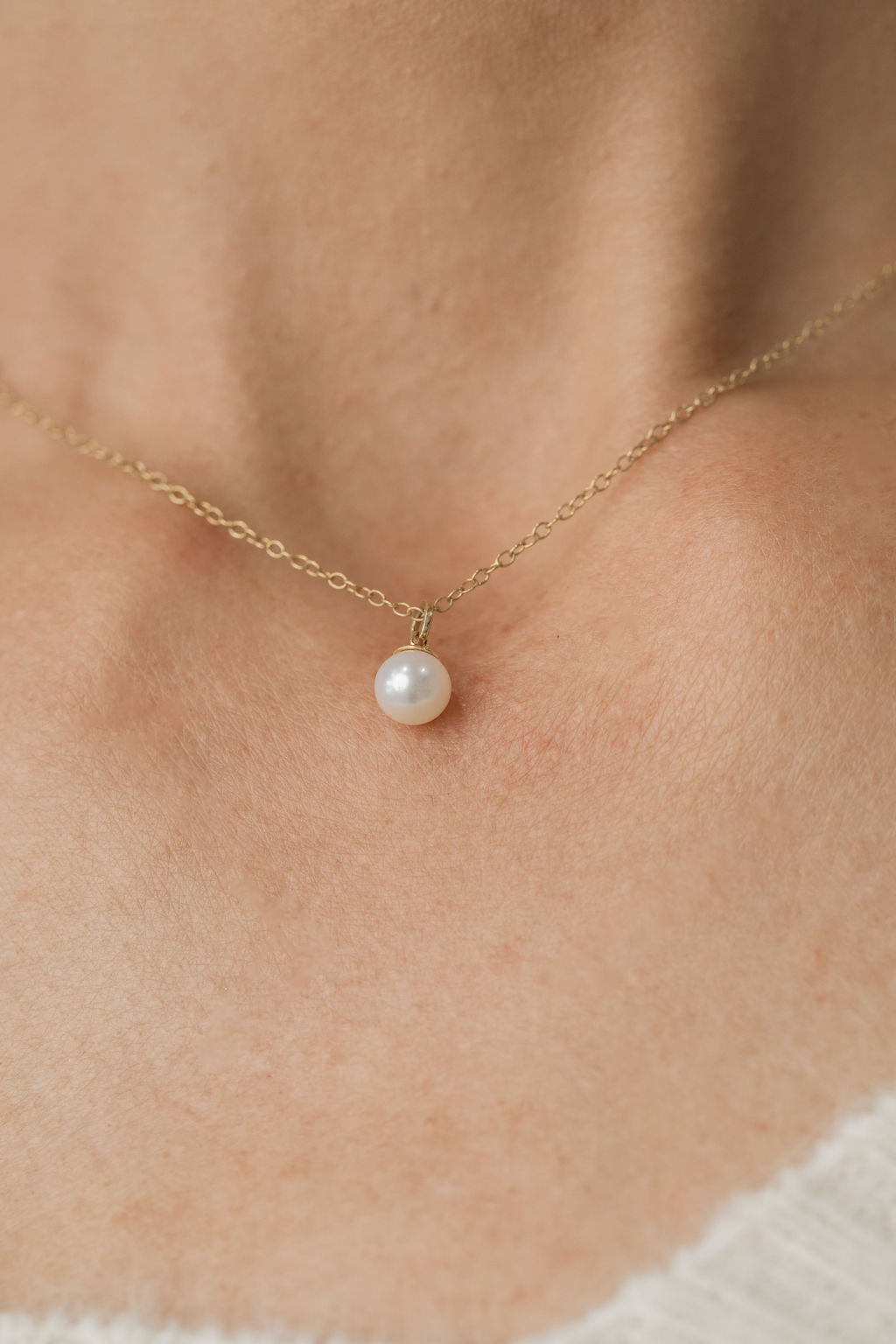 pearl pendant necklace in gold