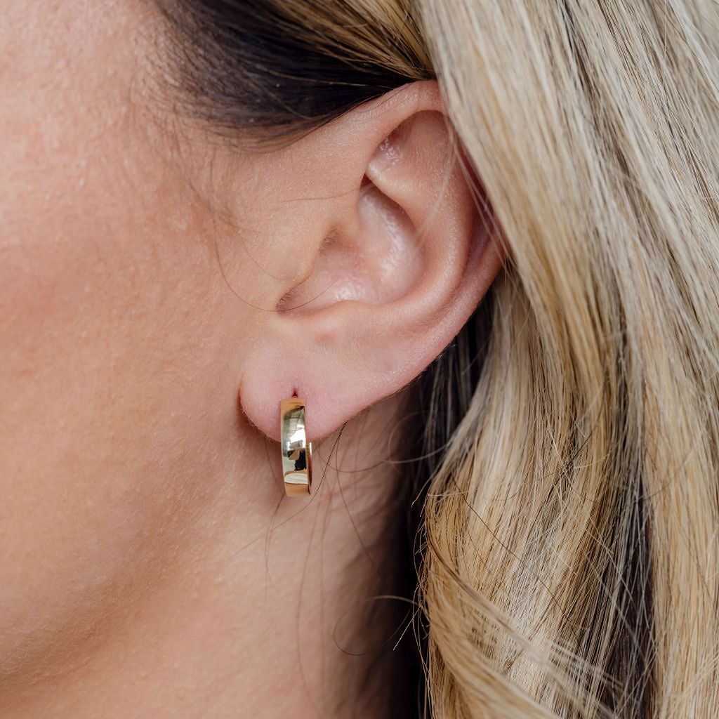 Flat profile boyfriend huggie earrings
