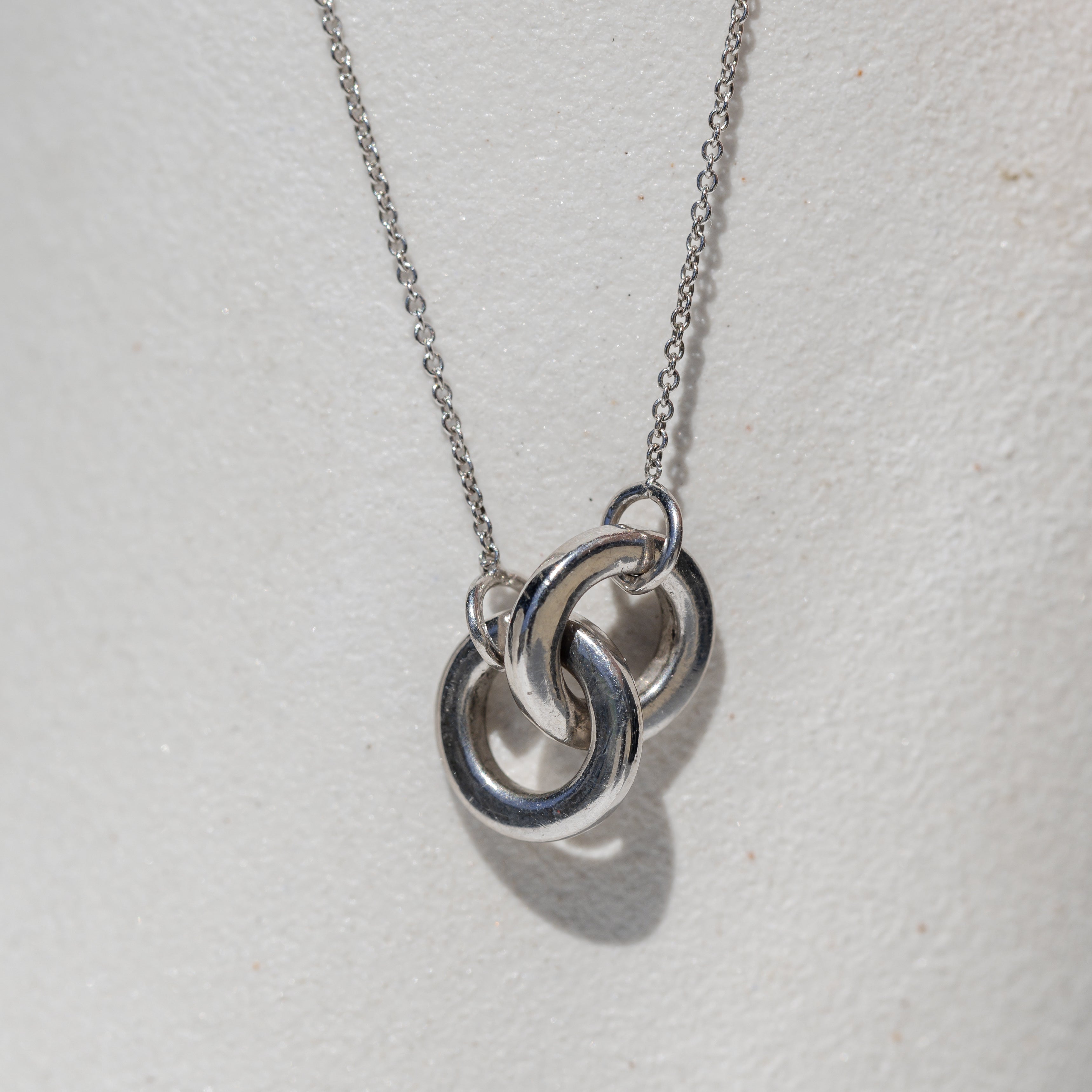interlocking circle necklace 