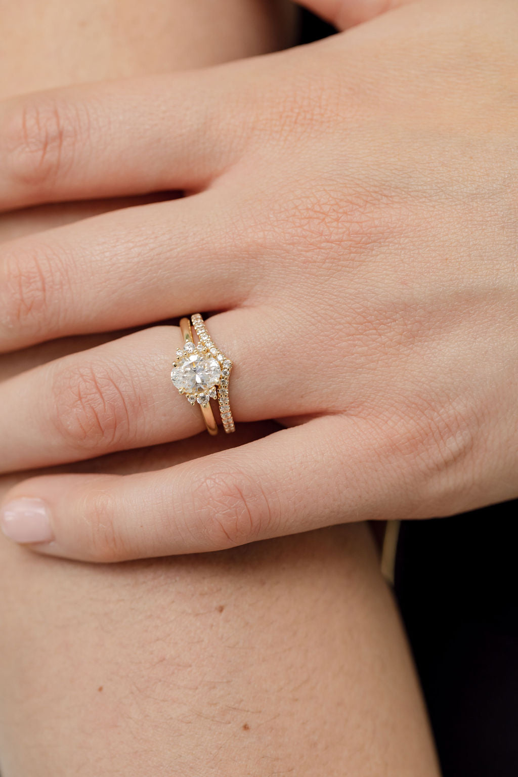 oval engagement ring with v shape diamond wedding ring