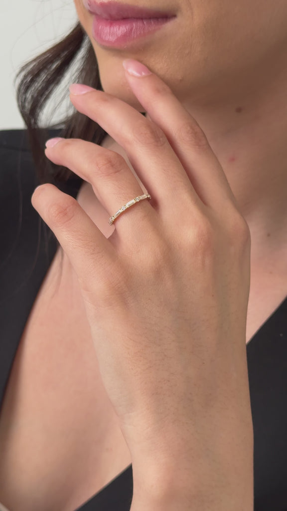 Baguette cut and round cut diamond wedding ring