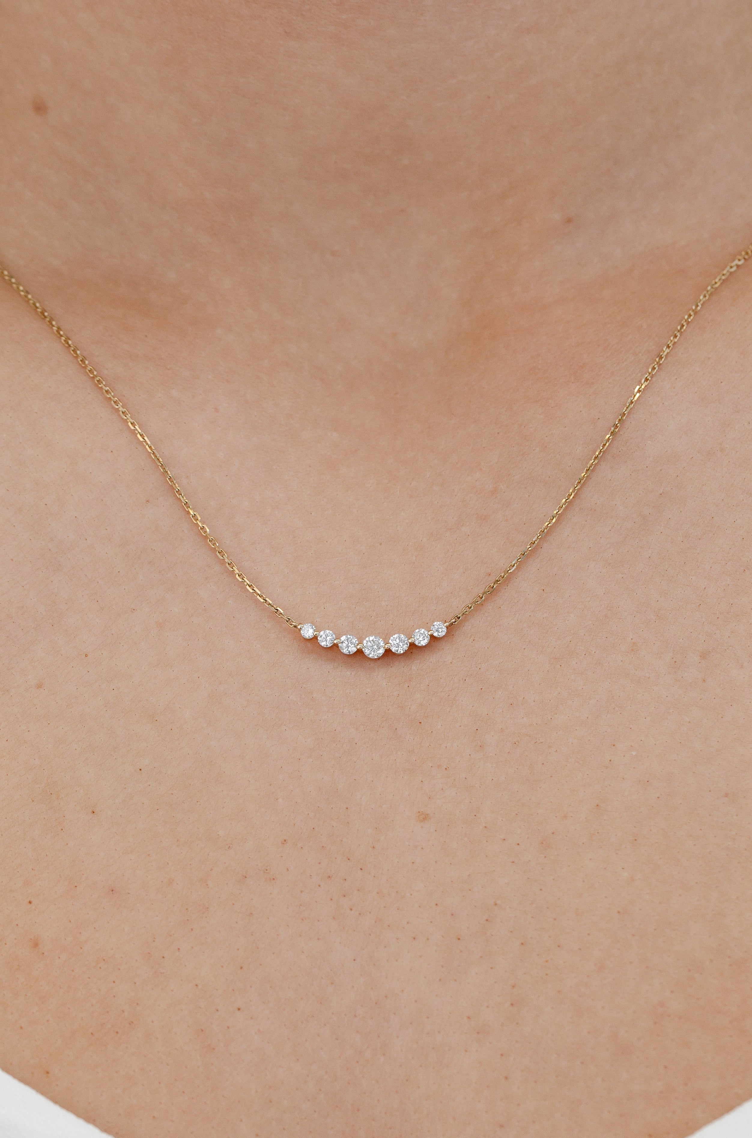 round diamonds graduate necklace