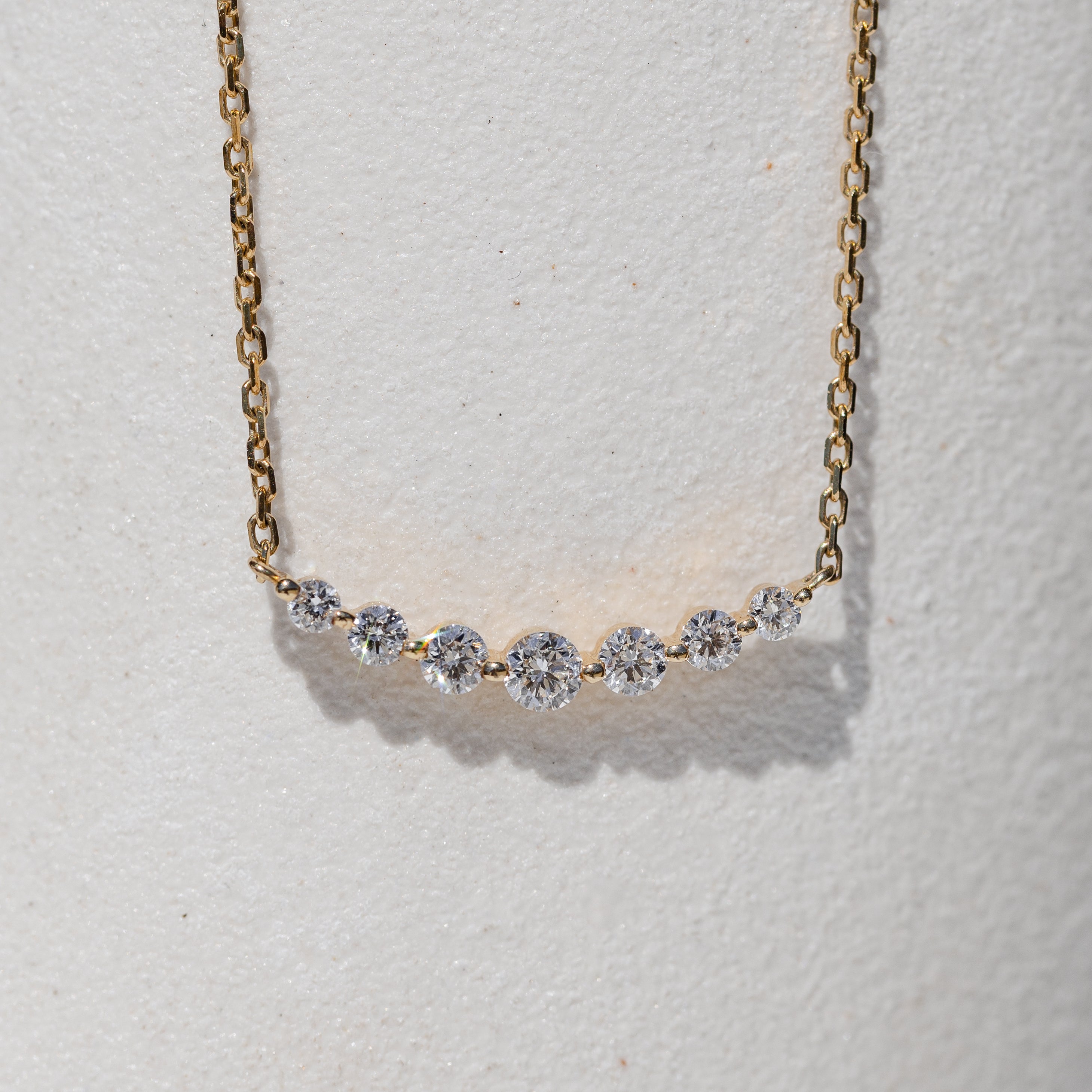 round gradient diamond necklace