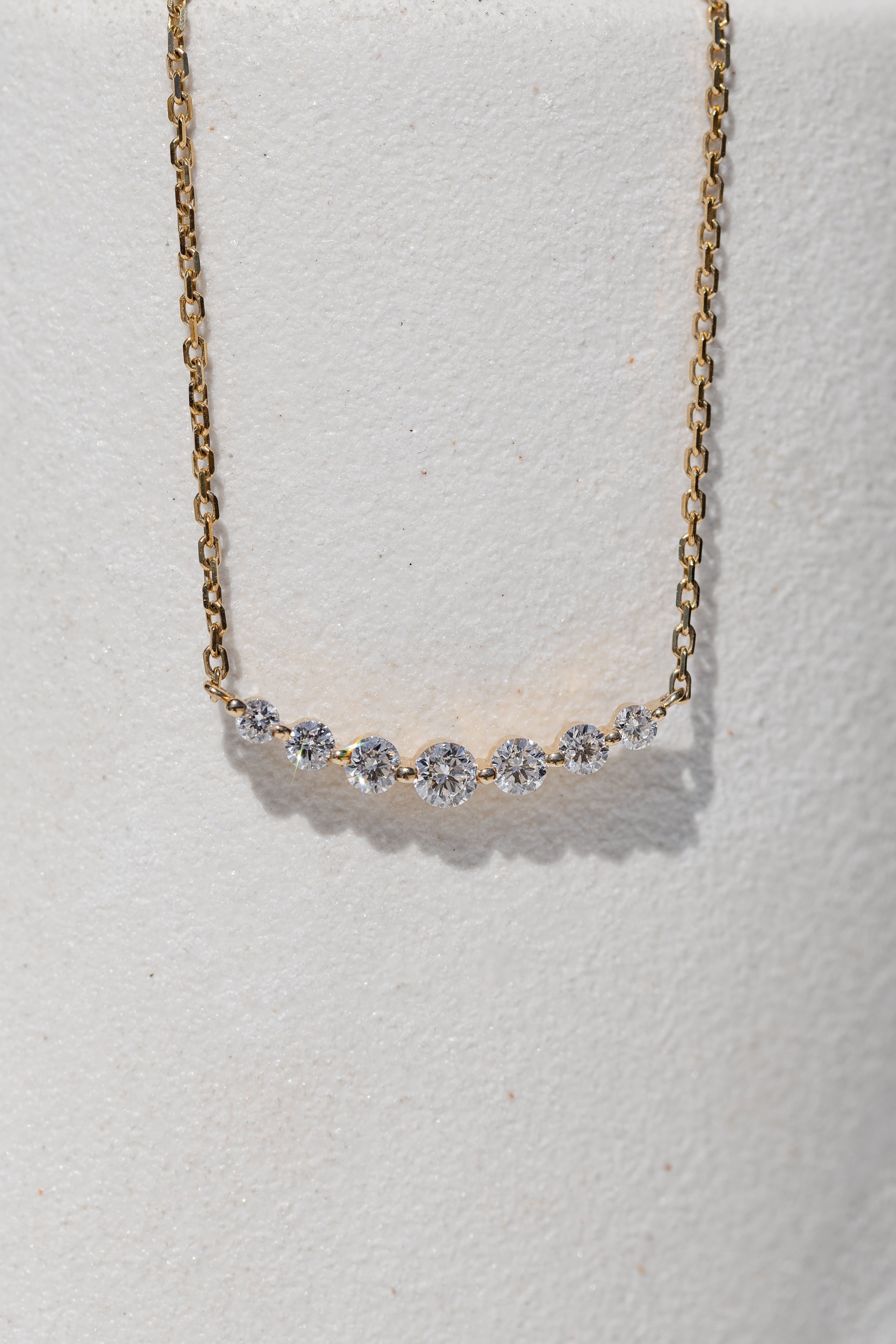 round gradient diamond necklace