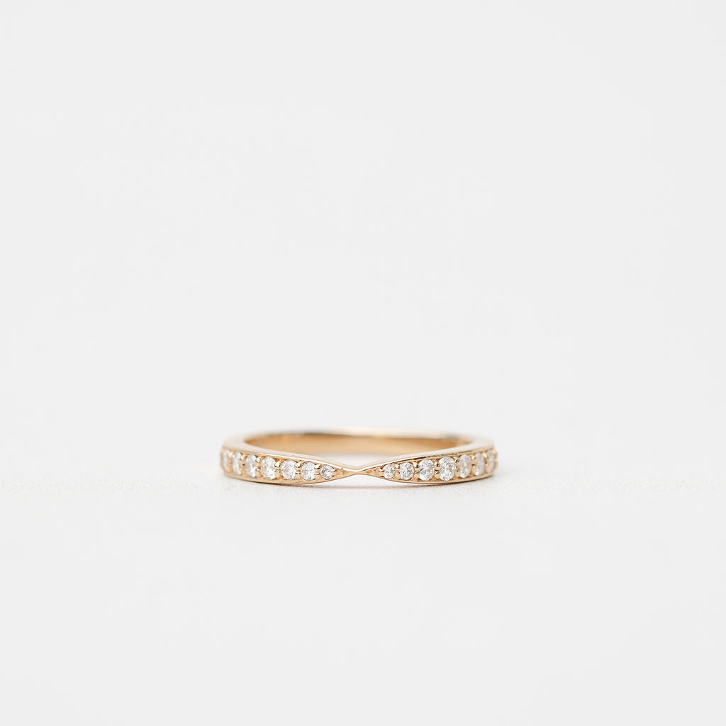 tapered diamond wedding ring in yellow gold