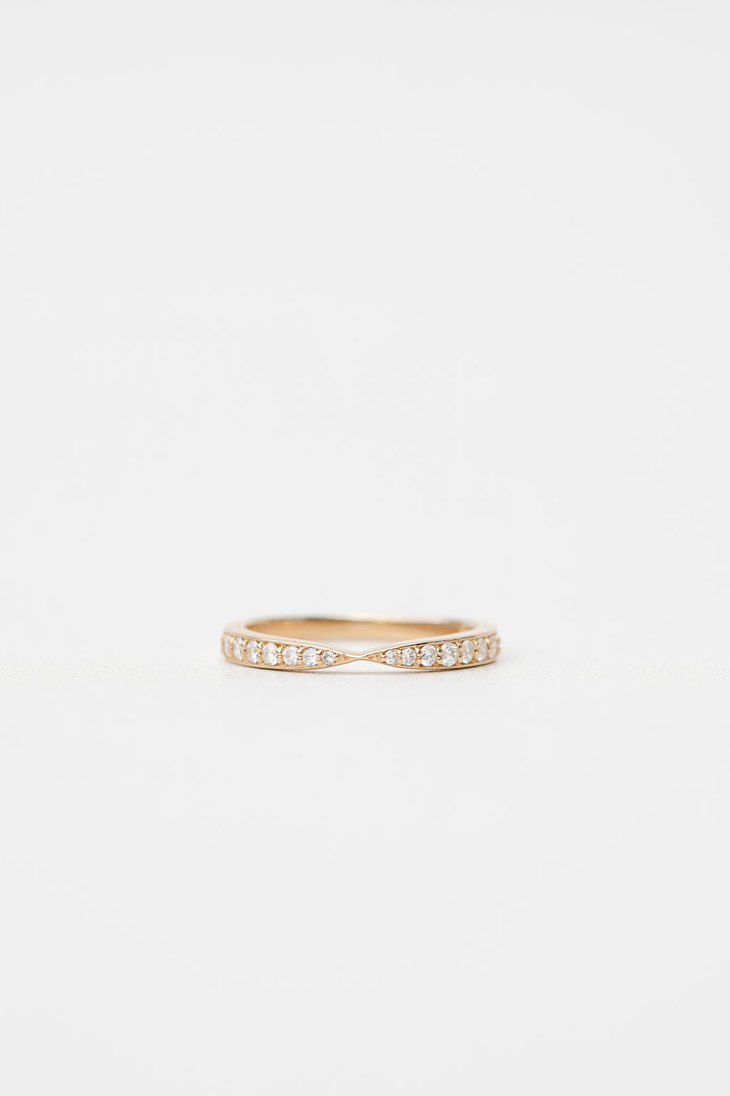 tapered diamond wedding ring in yellow gold